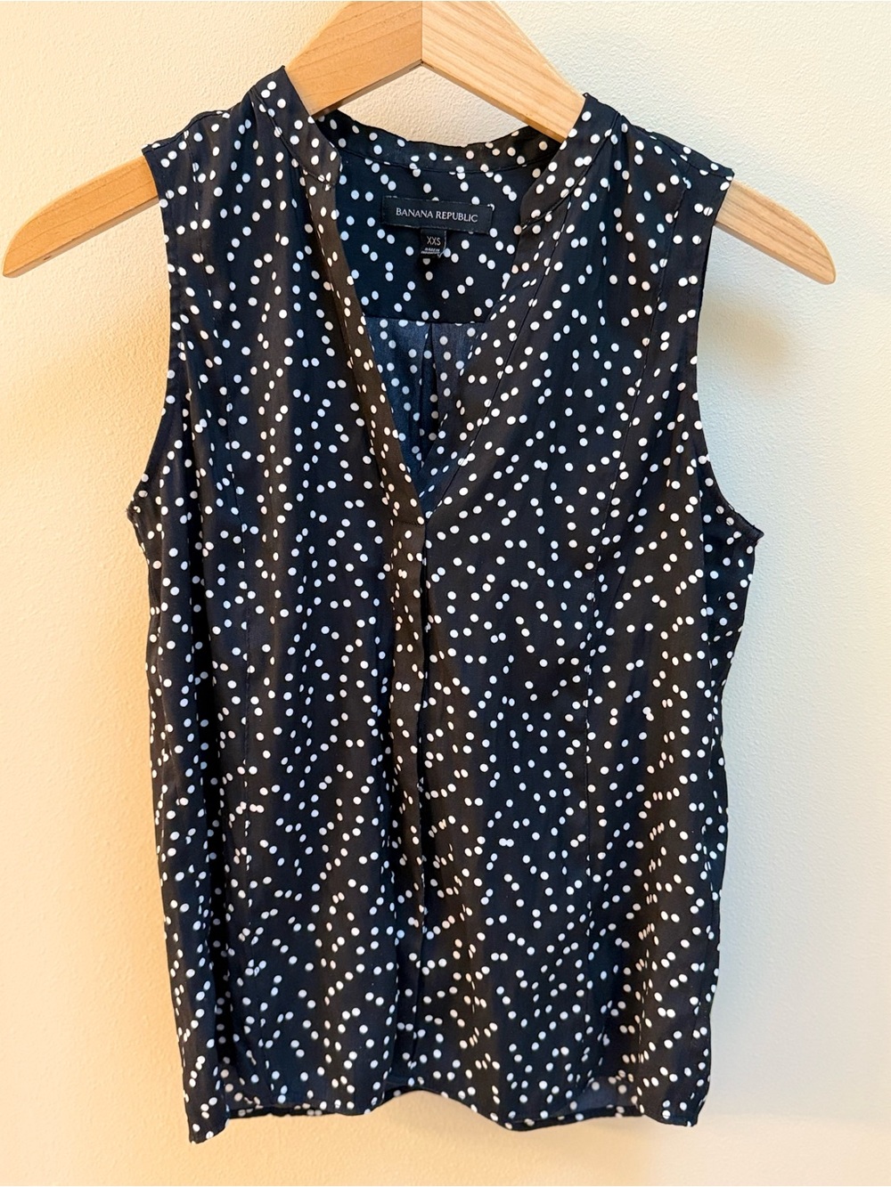 Banana Republic Black & White Polka Dot Sleeveless V-Neck Camisole - XXS